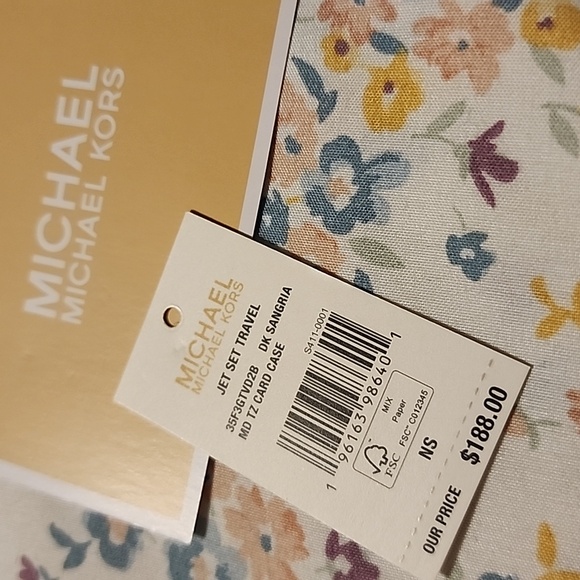 **NWT** Michael Kors cardholder - Picture 3 of 3